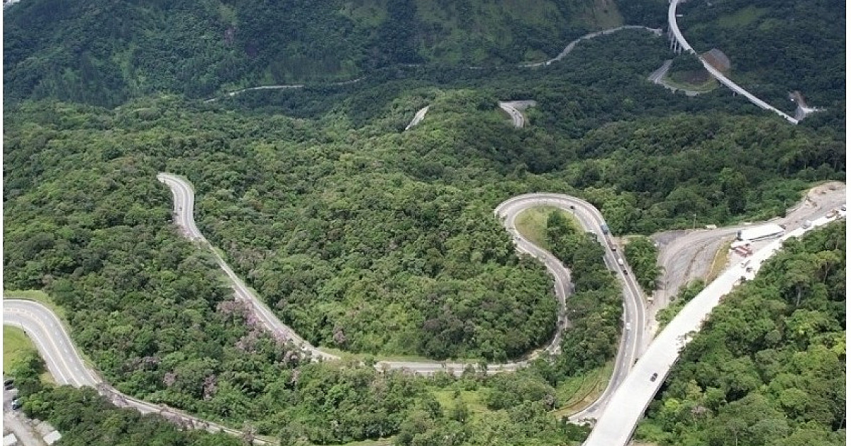 Rodovia Oswaldo Cruz tem interdição após tombamento de caminhão em Ubatuba