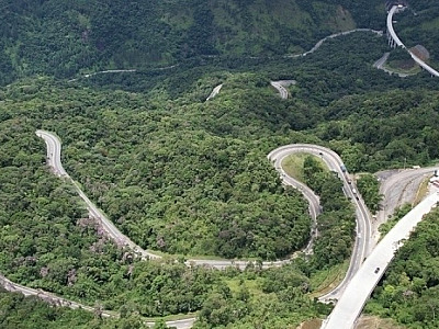 Rodovia Oswaldo Cruz tem interdição após tombamento de caminhão em Ubatuba