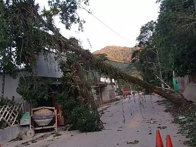 Ubatuba teve 65 desalojados após fortes ventos que atingiram o município