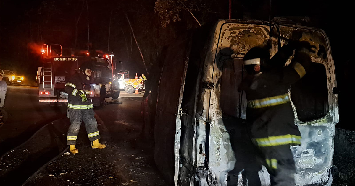 Ambulância da Prefeitura de Ubatuba pega fogo na Rodovia Oswaldo Cruz