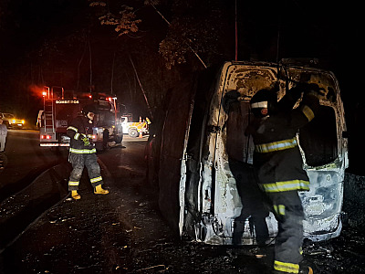 Ambulância da Prefeitura de Ubatuba pega fogo na Rodovia Oswaldo Cruz