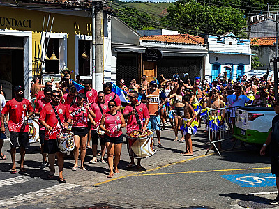 CarnaIlha em Dobro movimenta Ilhabela com desfiles, atrações descentralizadas e show especial
