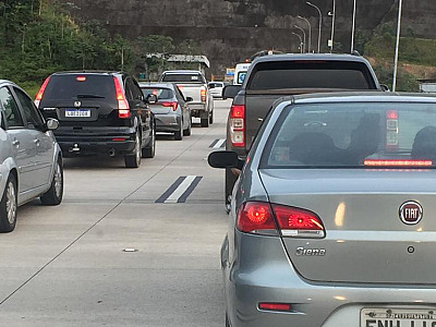 Acidente entre ônibus e caminhão trava Rodovia dos Tamoios na manhã desta sexta-feira