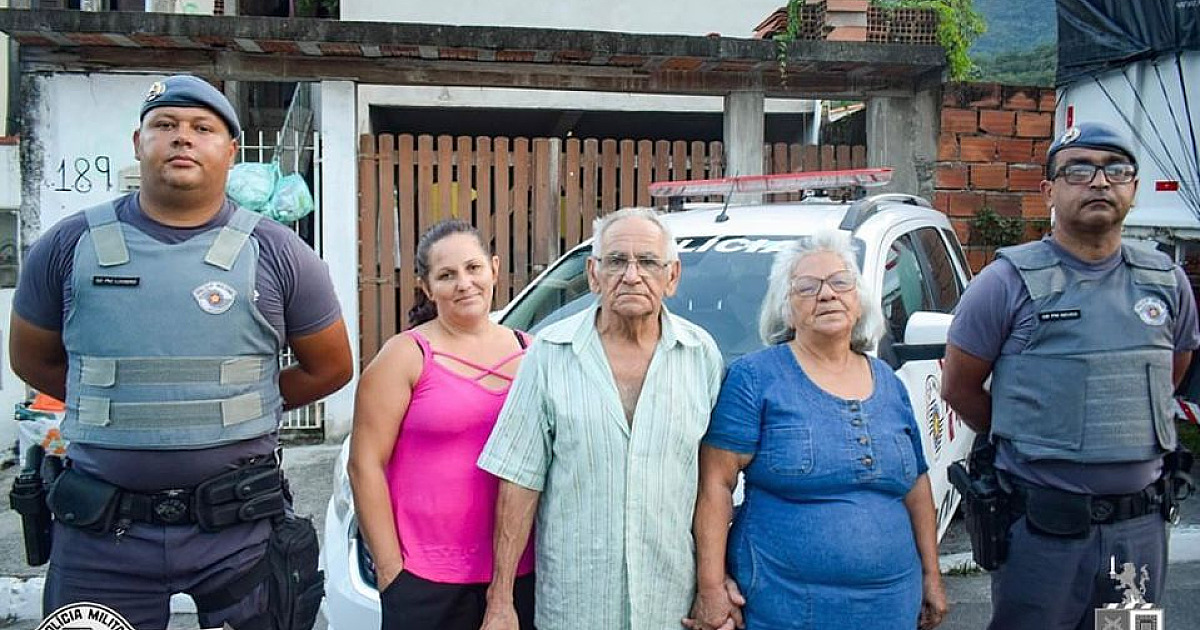 PM encontra idoso que estava perdido e o leva para a família em São Sebastião