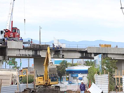 Motoristas precisam de paciência para passar em trecho de obra da Tamoios no centro de Caraguatatuba