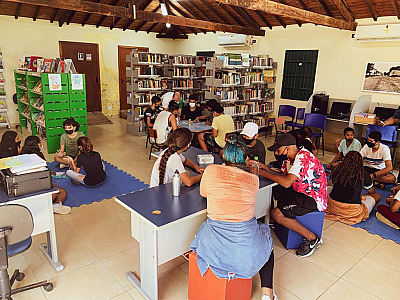 Em Ilhabela, estudantes da E.M Leonardo Reale participam de atividades na biblioteca do Centro Cultural da Salga