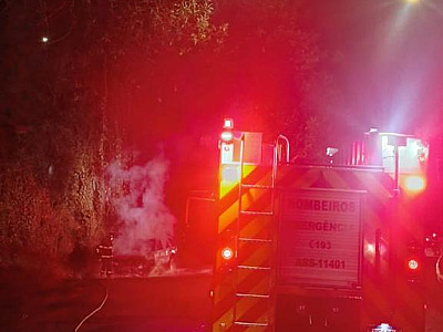 Bombeiros controlam incêndio em carro em Caraguatatuba
