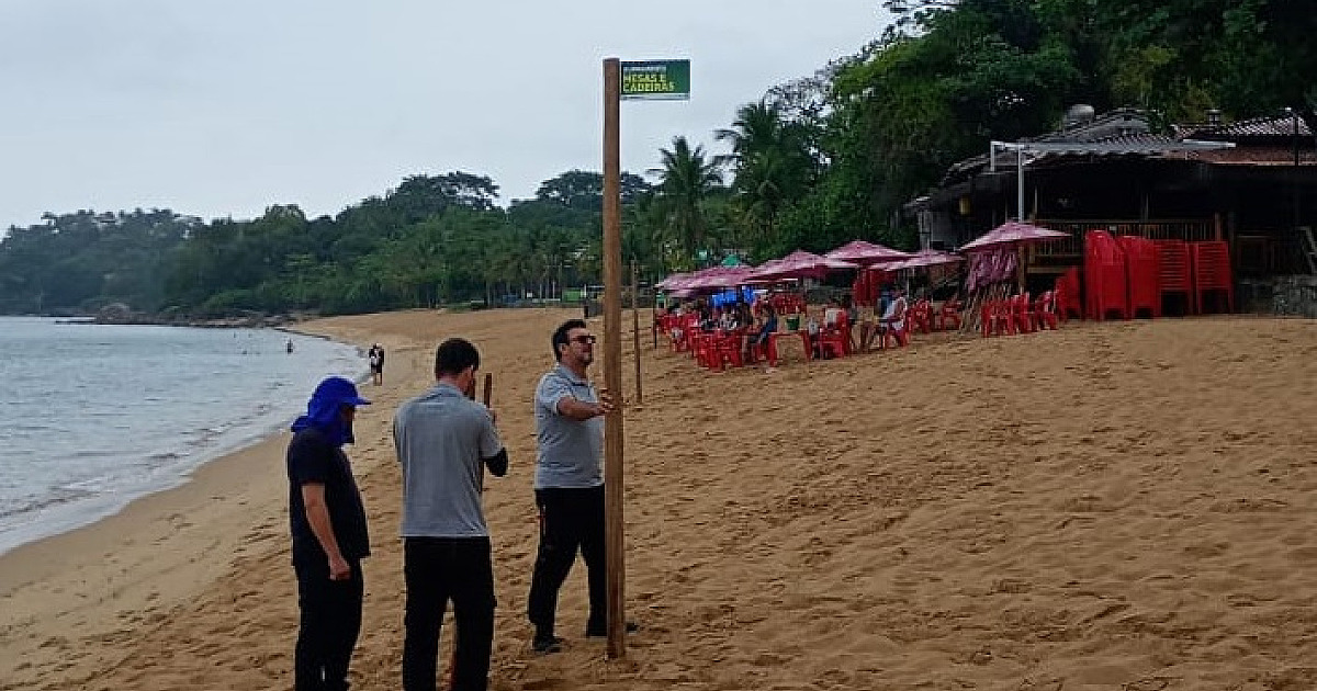 Ilhabela reforça ordenamento nas praias com fixação de placas informativas