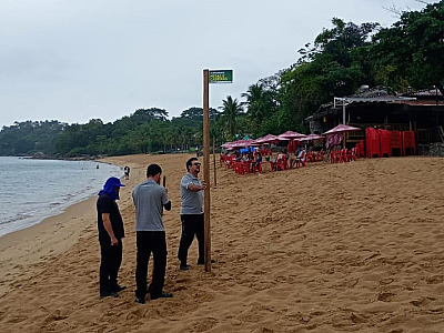 Ilhabela reforça ordenamento nas praias com fixação de placas informativas