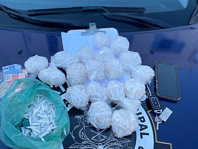 Mulher é presa com 1,4 mil porções de cocaína na SP-55 em Caraguatatuba