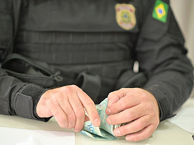 PF prende homem com dinheiro falso em Caraguatatuba