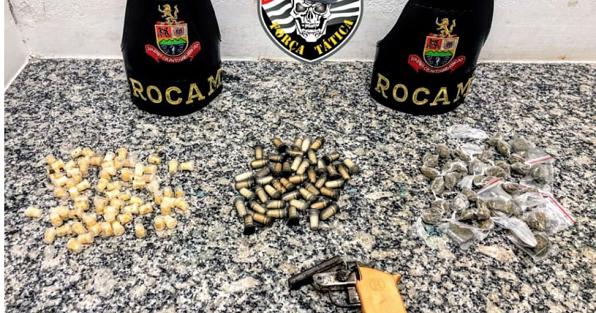 PM prende 2 com drogas, arma e moto furtada em Caraguatatuba