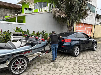 Casal suspeito de receptação é preso com carros de luxo, motos aquáticas e diversas peças de veículos em Ubatuba