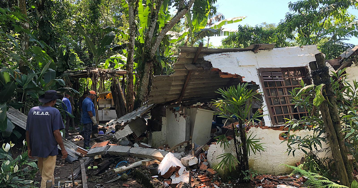 Em apoio à Polícia Ambiental, Prefeitura de Caraguatatuba demole construção irregular no Massaguaçu