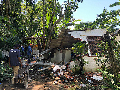 Em apoio à Polícia Ambiental, Prefeitura de Caraguatatuba demole construção irregular no Massaguaçu