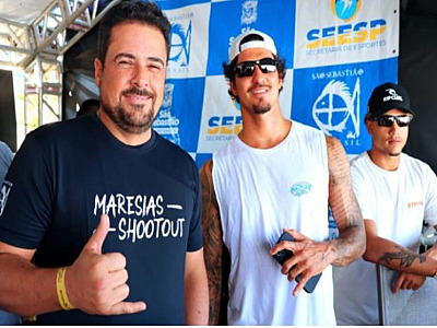 Thiago Camarão vence desafio das ondas gigantes em Maresias