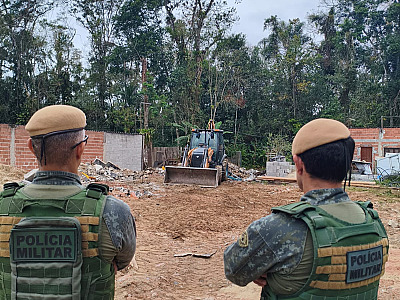 Polícia Ambiental demole construções irregulares em área protegida de Caraguatatuba