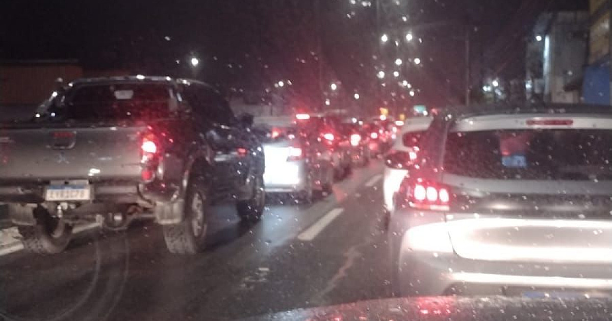 Carros tem pneus furados ao passar em trecho de obra na Rio-Santos em Caraguá