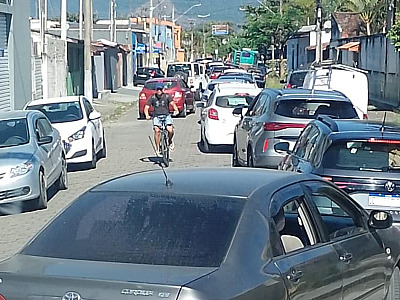 Obras do DER avançam mas não diminuem drama dos motoristas na Rio-Santos em Caraguá
