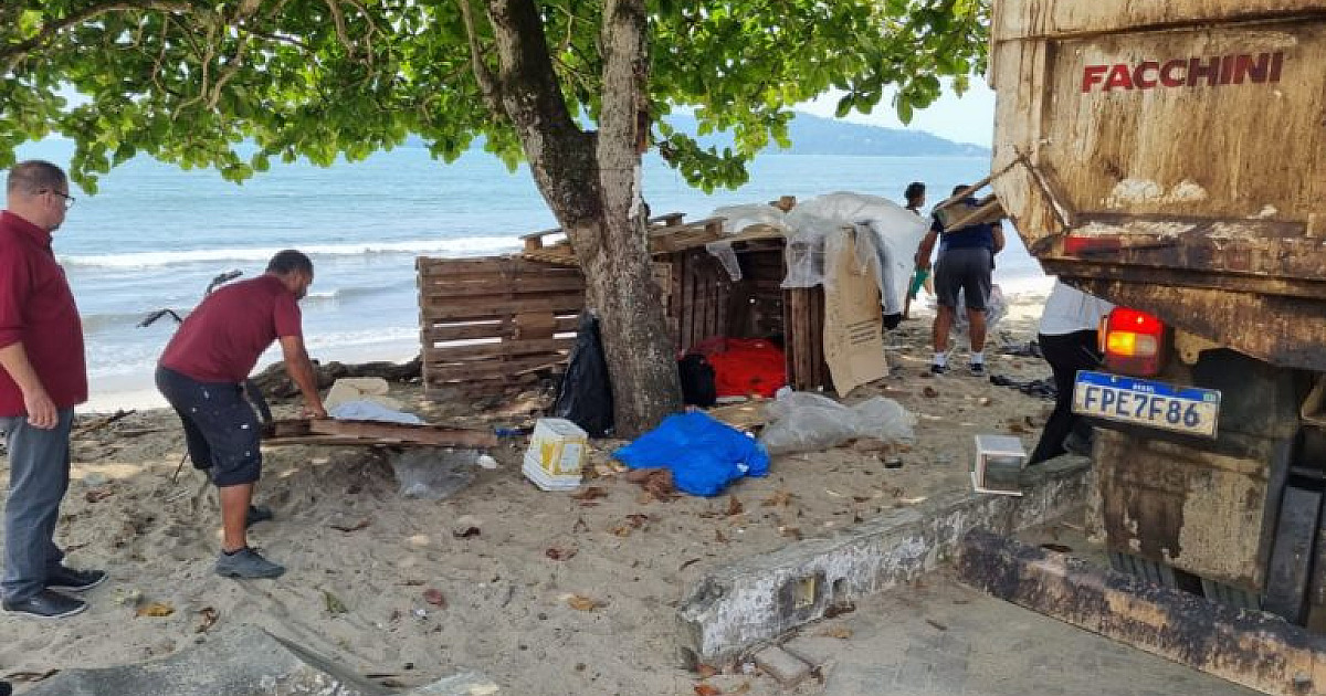 Prefeitura derruba barracas de moradias na orla da Praia Grande em Ubatuba