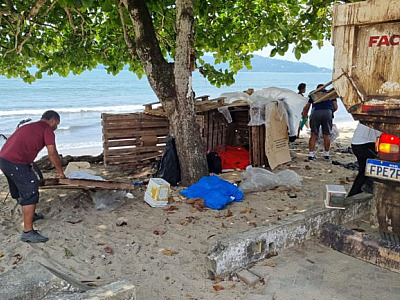 Prefeitura derruba barracas de moradias na orla da Praia Grande em Ubatuba