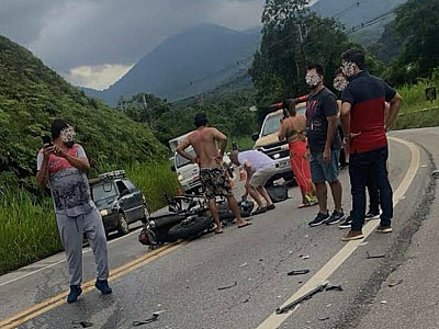 Motociclista Jesus morre com múltiplos ferimentos após bater de frente com caminhão na Rio-Santos