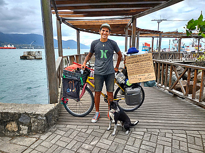 Artista de Rua pedala pelo Brasil levando Fé na humanidade ao lado da simpática Açaí