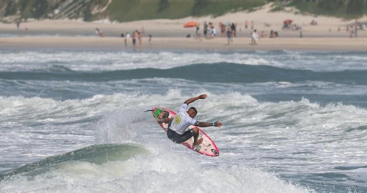 Após conseguir liminar na Justiça, CBSurf realoca líder no ranking brasileiro no Dream Tour