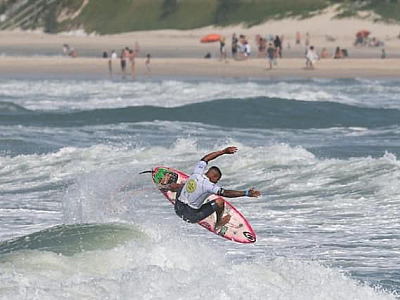 Após conseguir liminar na Justiça, CBSurf realoca líder no ranking brasileiro no Dream Tour