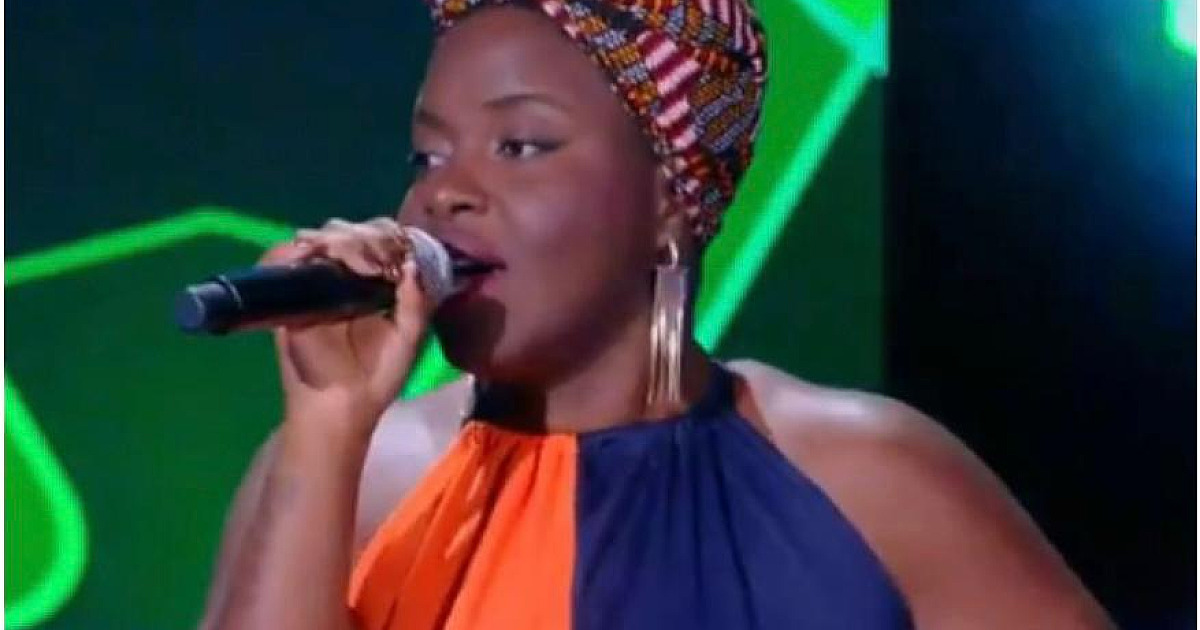 Pela primeira vez no The Voice, cantora de Ubatuba avança na competição no time Brown