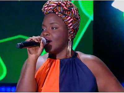 Pela primeira vez no The Voice, cantora de Ubatuba avança na competição no time Brown