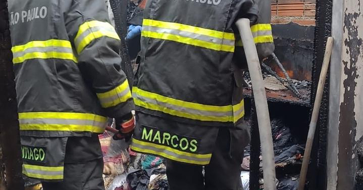 Bombeiros combatem incêndio em casa no bairro Baleia em São Sebastião