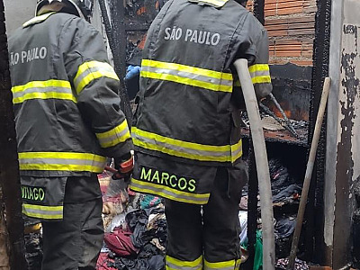 Bombeiros combatem incêndio em casa no bairro Baleia em São Sebastião