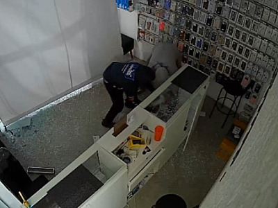 Vídeo mostra furto a loja de celulares em Ilhabela; prejuízo chega a R$ 43 mil
