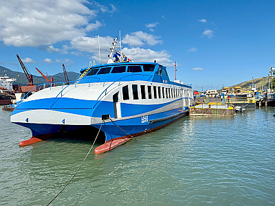 Estado entrega catamarã modernizado para travessia, e vice-prefeito de São Sebastião reforça pedido por novas baias de estacionamento