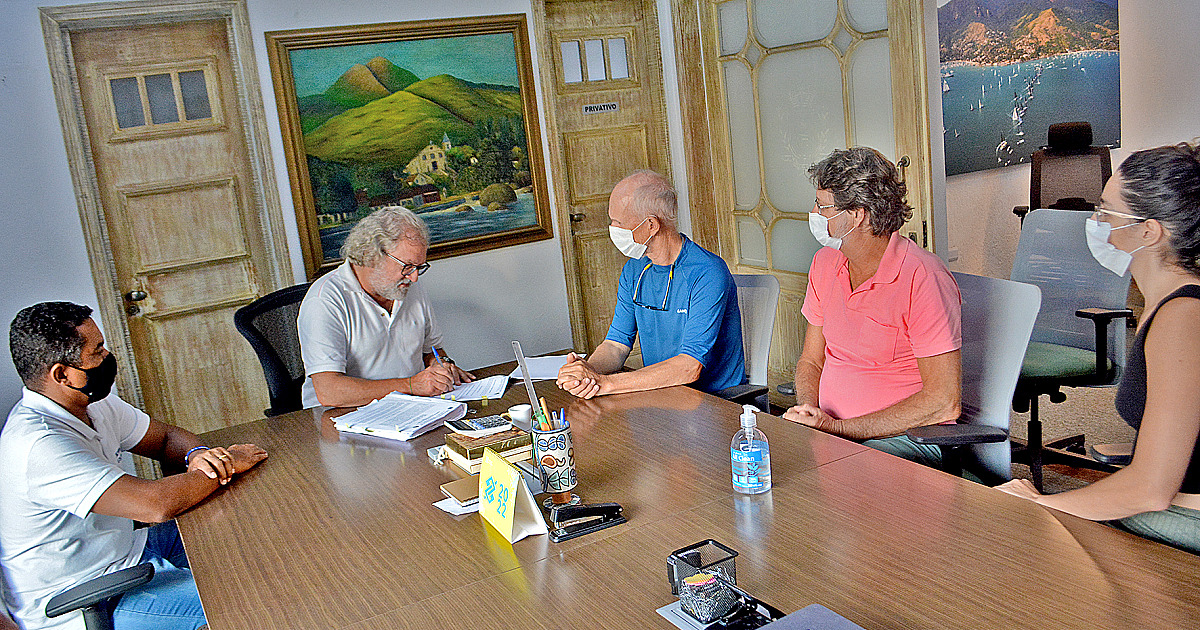 Prefeitura e Pés no Chão firmam parceria para promoção da cultura em Ilhabela