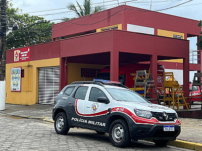 Corpo de homem é retirado do mar em Ubatuba na manhã desta quarta-feira (10)