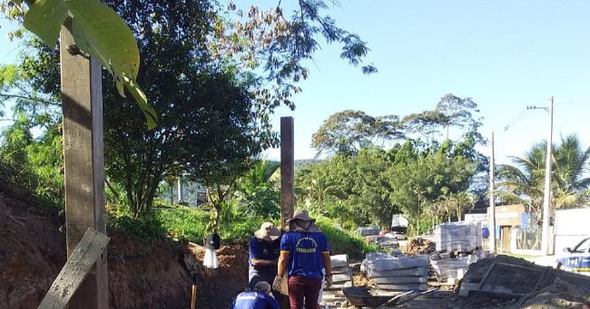 Prefeitura de São Sebastião inicia instalação de novo ponto de ônibus na Vila Barreira
