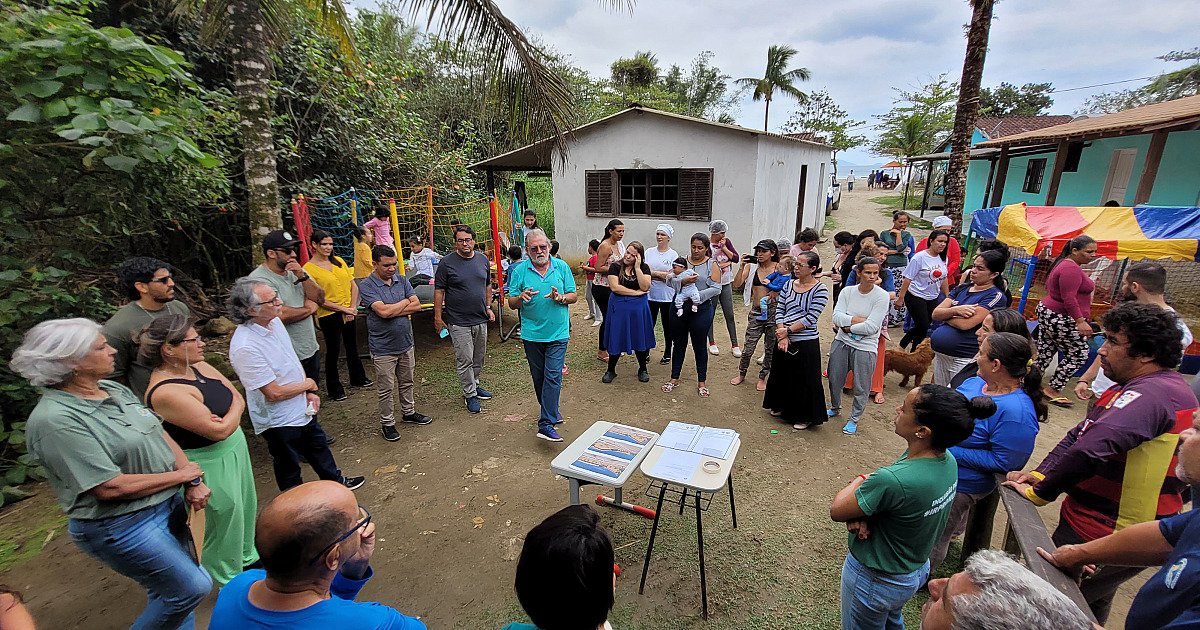 Prefeito de Ilhabela participa de atividades do Dia das Crianças na Baía dos Castelhanos