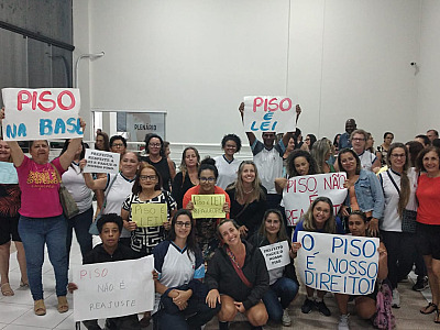 Professores da Rede Municipal protestam por pagamento do piso em Ubatuba
