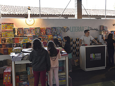 Abertura da Feira Literária de Ilhabela tem participação de escolas municipais