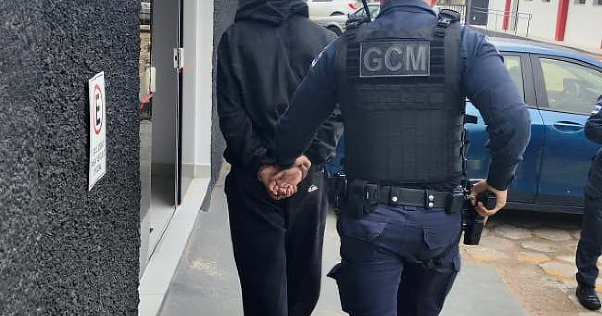 Menor é apreendido com quase 100 porções de droga em quadra abandonada