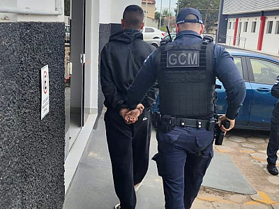 Menor é apreendido com quase 100 porções de droga em quadra abandonada