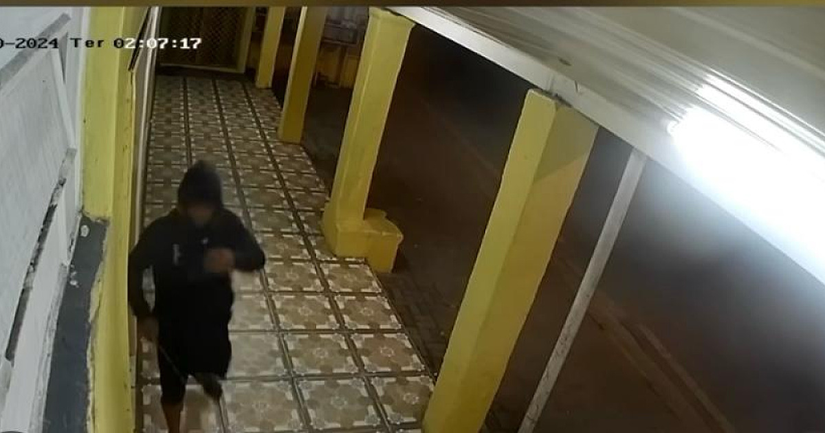 Sem se intimidar com câmeras, ladrão rouba dinheiro do caixa em pizzaria de Ilhabela