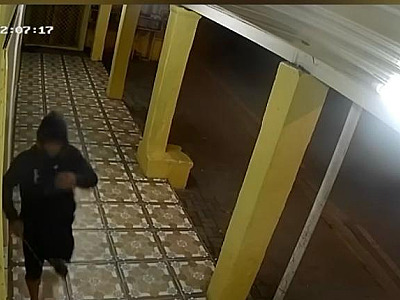 Sem se intimidar com câmeras, ladrão rouba dinheiro do caixa em pizzaria de Ilhabela