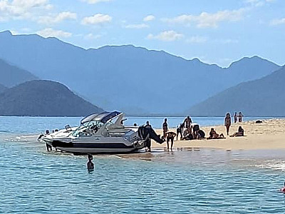 Polícia Ambiental resgata turista que sofreu acidente em Ubatuba