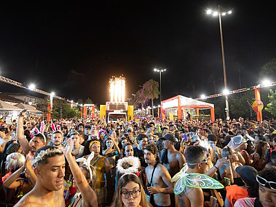 Bloco do Sujo arrasta em torno de 50 mil foliões e toma Centro Histórico de São Sebastião