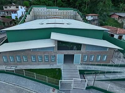 Professor de Ilhabela pede demissão após polêmica com mitologia em aula para adolescentes