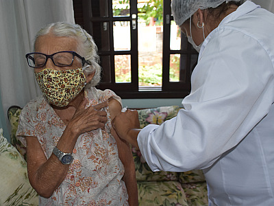 Ilhabela inicia vacinação de 4ª dose contra Covid-19 em idosos com mais de 80 anos