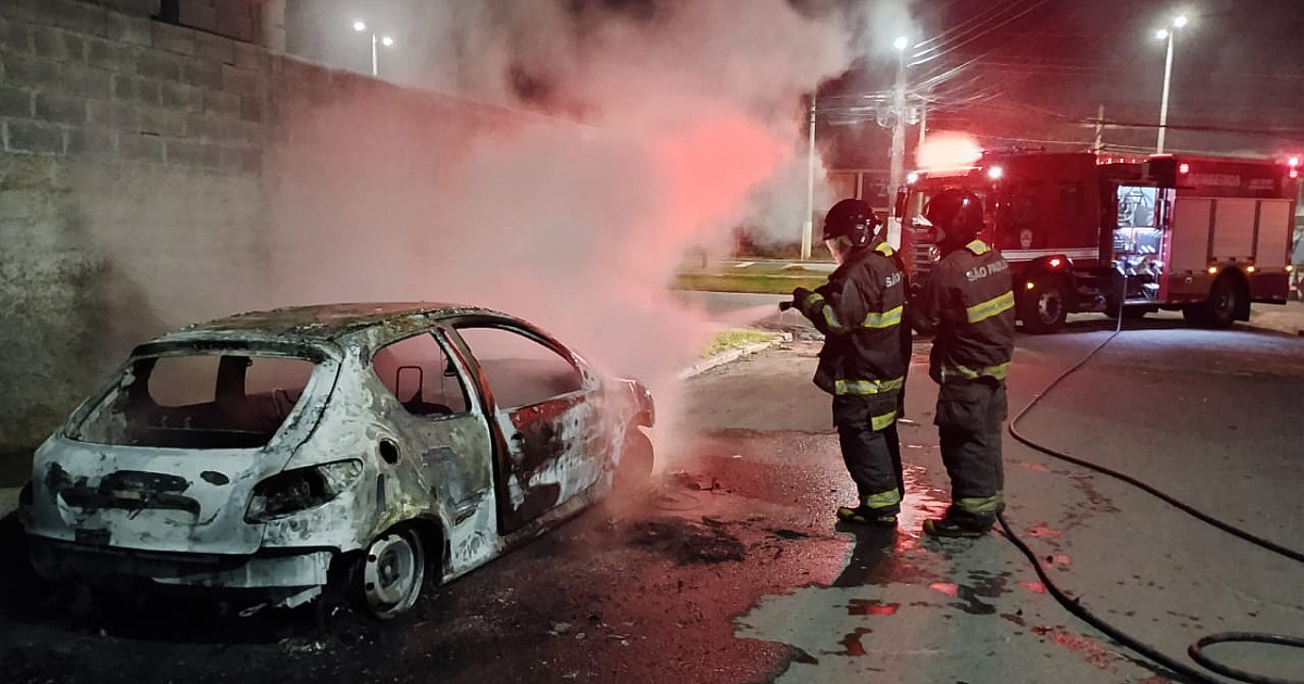 Carro pega fogo durante a madrugada no Travessão
